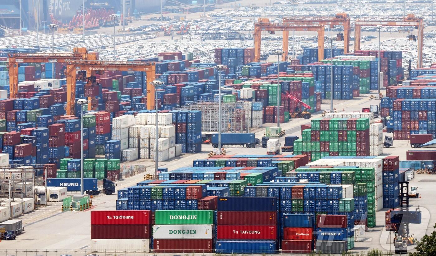 24일 경기 평택시 포승읍 평택항에 수출용 컨테이너들이 세워져 있는 모습. 2025.7.24/뉴스1 ⓒ News1 김영운 기자