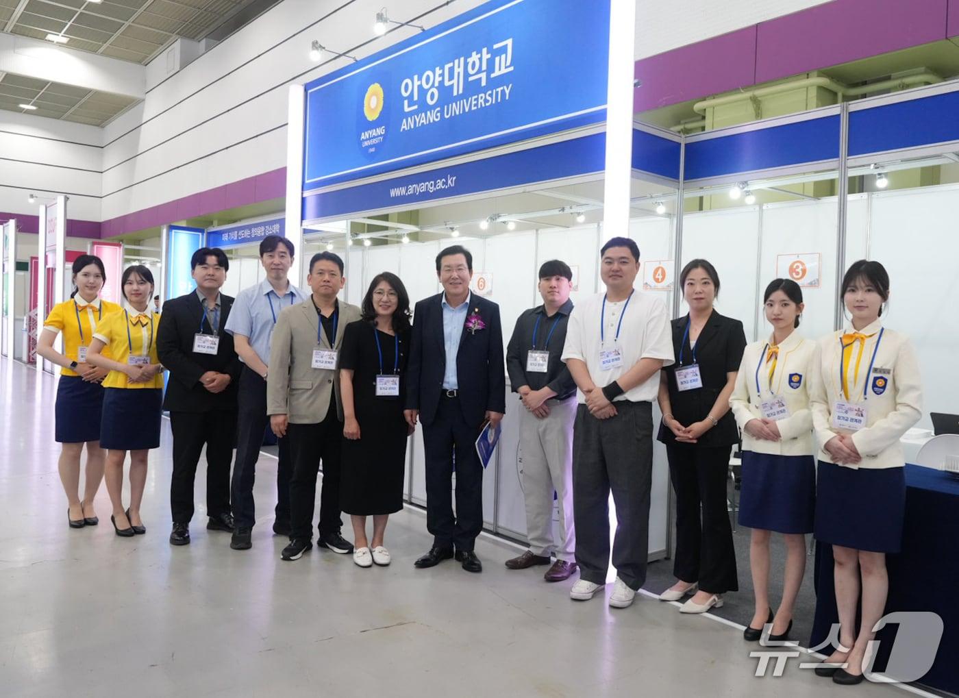 본문 이미지 - 안양대학교가 &#39;2026학년도 수시 대학입학정보박람회&#39;&#40;서울 코엑스 1층 A홀&#41;에 참가해 수시모집 상담을 진행하고 있다.&#40;안양대 제공. 재판매 및 DB금지&#41;/뉴스1