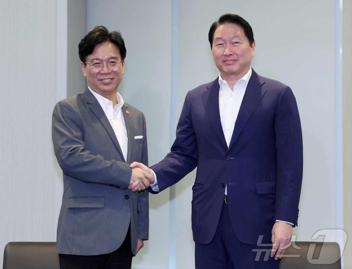 본문 이미지 - 김영훈&#40;왼쪽&#41; 고용노동부 장관과 최태원 대한상공회의소 회장이 24일 서울 중구 대한상의에서 만나 악수하고 있다. &#40;공동취재&#41; 2025.7.24/뉴스1 ⓒ News1 이승배 기자