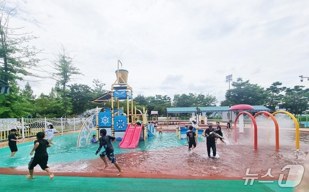 본문 이미지 - 함안 함주공원 어린이 물놀이장(함안군 제공. 재판매 및 DB금지).