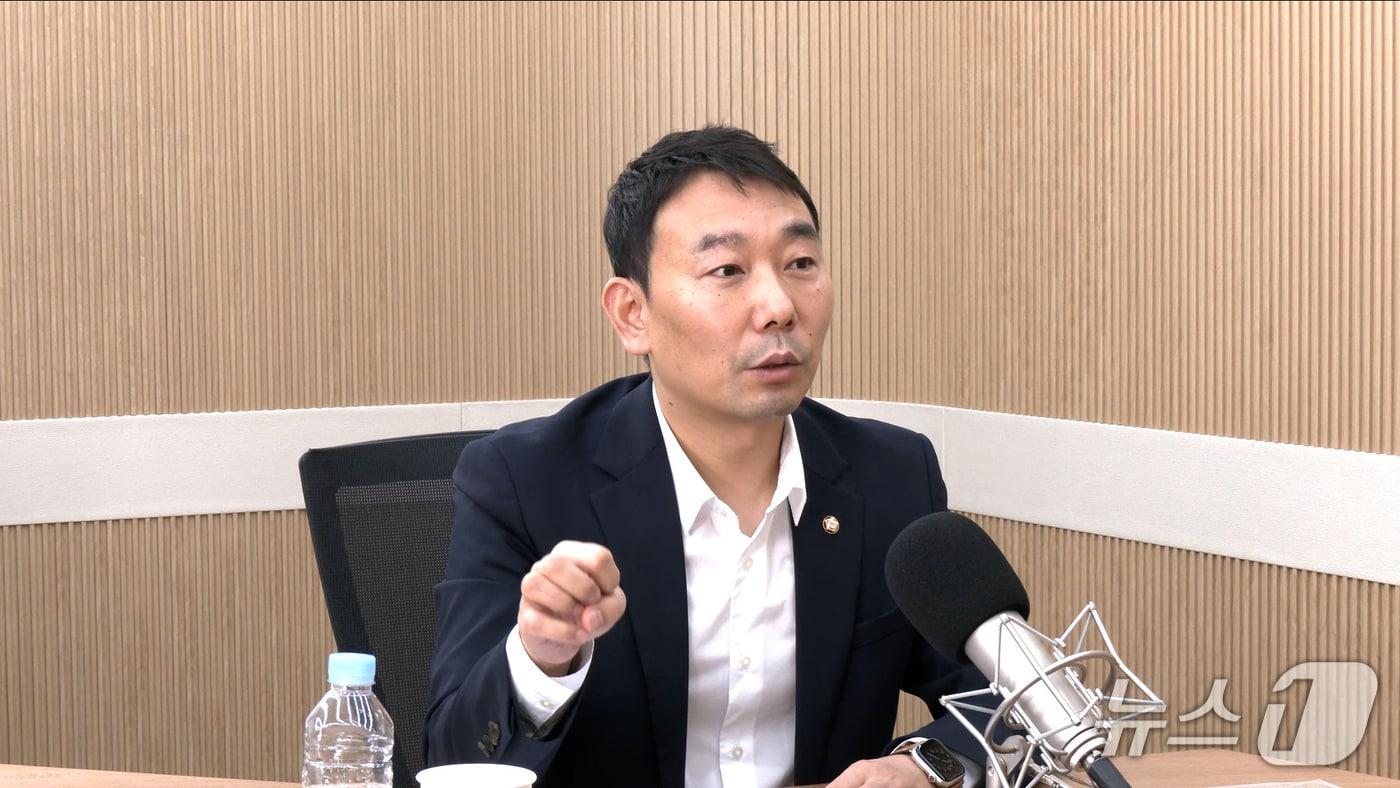 김용민 더불어민주당 의원이 24일 뉴스1TV &#39;팩트앤뷰&#39;에 출연해 질문에 답하고 있다.