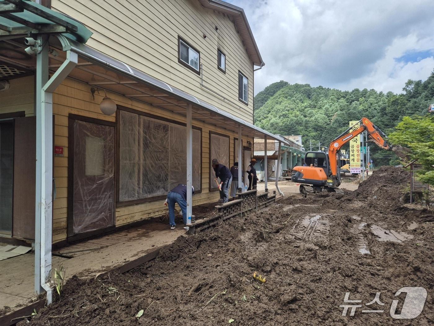 본문 이미지 - 법무부는 정성호 장관 지시로 지난 20일 '피해복구 지원단'을 구성해 사회봉사명령 대상자를 수해 현장에 긴급 투입했다고 24일 밝혔다.(법무부 제공)