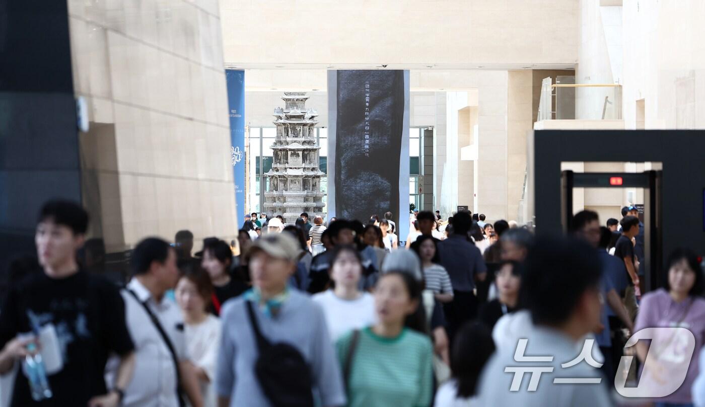 서울 전역에 폭염경보가 내려진 24일 서울 용산구 국립중앙박물관이 관람객들로 붐비고 있다. 한편 국립중앙박물관에 따르면 올해 상반기 관람객 수가 전년 동기 대비 64% 증가한 270만명을 기록했다. 이는 박물관이 서울 용산으로 이전한 이후 20년 만에 최고 수치다. 2025.7.24/뉴스1 ⓒ News1 김민지 기자