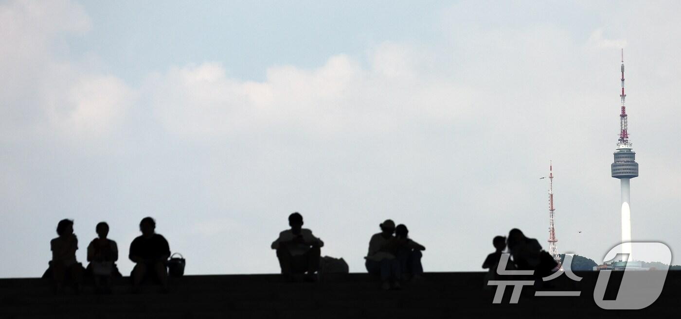 서울 전역에 폭염경보가 내려진 24일 서울 용산구 국립중앙박물관 계단에서 시민들이 파란 하늘을 보고 있다. 2025.7.24/뉴스1 ⓒ News1 김민지 기자