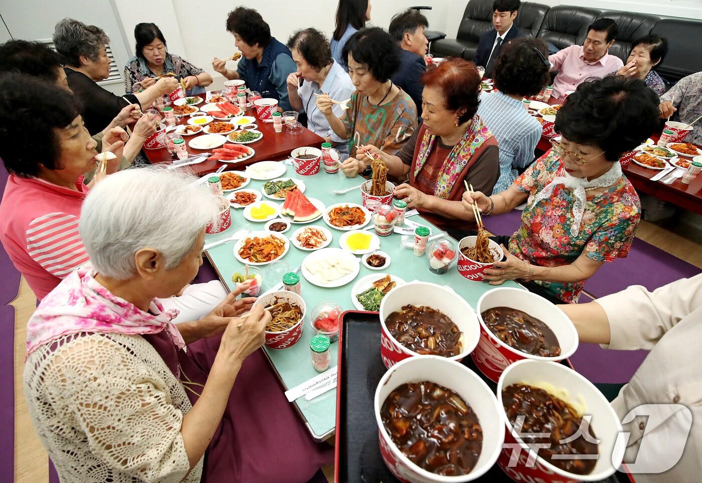 연일 폭염이 기승을 부린 24일 대구 중구 무더위쉼터 동성동경로당에 모인 어르신들이 중구 통우회(통장 모임)와 관내 후원업체가 준비한 짜장면을 맛보고 있다. 최근 27년 만에 인구 10만 명을 회복한 대구 중구는 계속되는 찜통더위에 어르신들이 점심을 거르거나 입맛을 잃지 않도록 경로당을 순회하며 특식을 대접하고 있다. 2025.7.24/뉴스1 ⓒ News1 공정식 기자