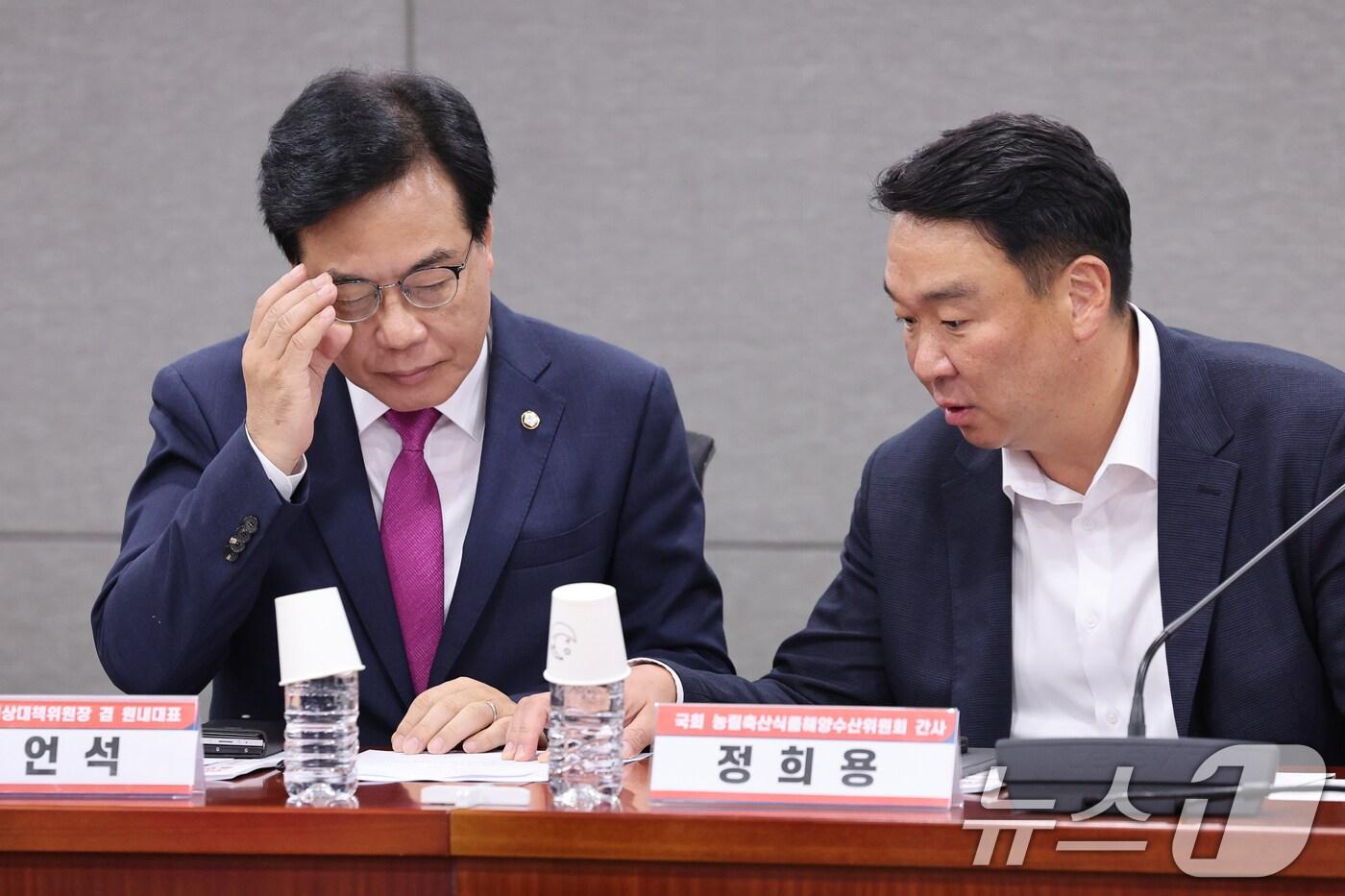 송언석 국민의힘 비상대책위원장 겸 원내대표가 24일 오후 서울 여의도 국회의원회관에서 열린 &#39;한미 관세협상, 농축산물 시장개방 확대 검토 관련 농민단체 초청 긴급간담회&#39;에 참석해 정희용 농해수위 간사와 대화하고 있다. 2025.7.24/뉴스1 ⓒ News1 안은나 기자