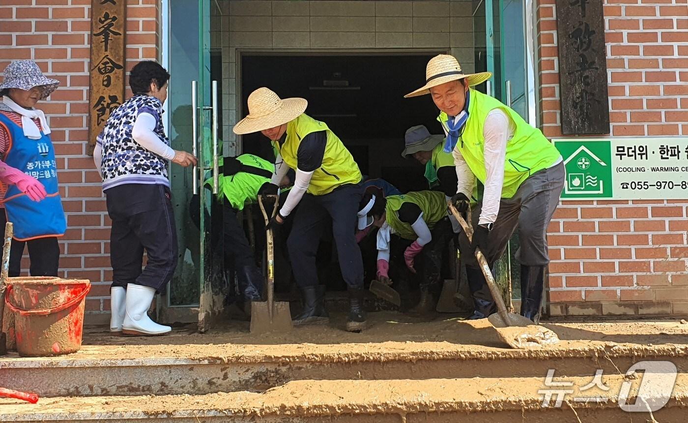 지난 23일 산청군 호우 피해 현장을 찾은 경남농협, 경북농협, 울산농협 임직원들이 피해 복구를 위해 일손을 돕고 있다.(경남농협 제공. 재판매 및 DB금지)