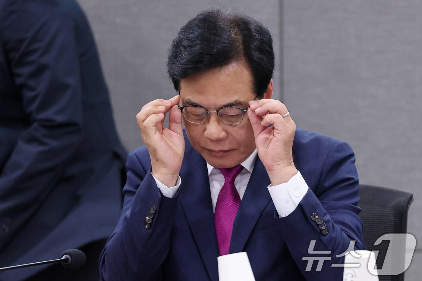 송언석 국민의힘 비상대책위원장 겸 원내대표가 24일 오후 서울 여의도 국회의원회관에서 열린 &#39;한미 관세협상, 농축산물 시장개방 확대 검토 관련 농민단체 초청 긴급간담회&#39;에 참석해 안경을 고쳐쓰고 있다. 2025.7.24/뉴스1 ⓒ News1 안은나 기자