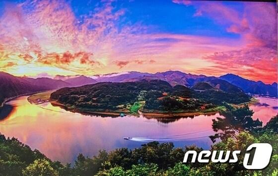 본문 이미지 - 제3회 미시령 힐링가도 전국사진공모전에서 금상을 수상한 김재옥씨의 ‘관대리 여명’.&#40;자료사진&#41;/뉴스1 DB