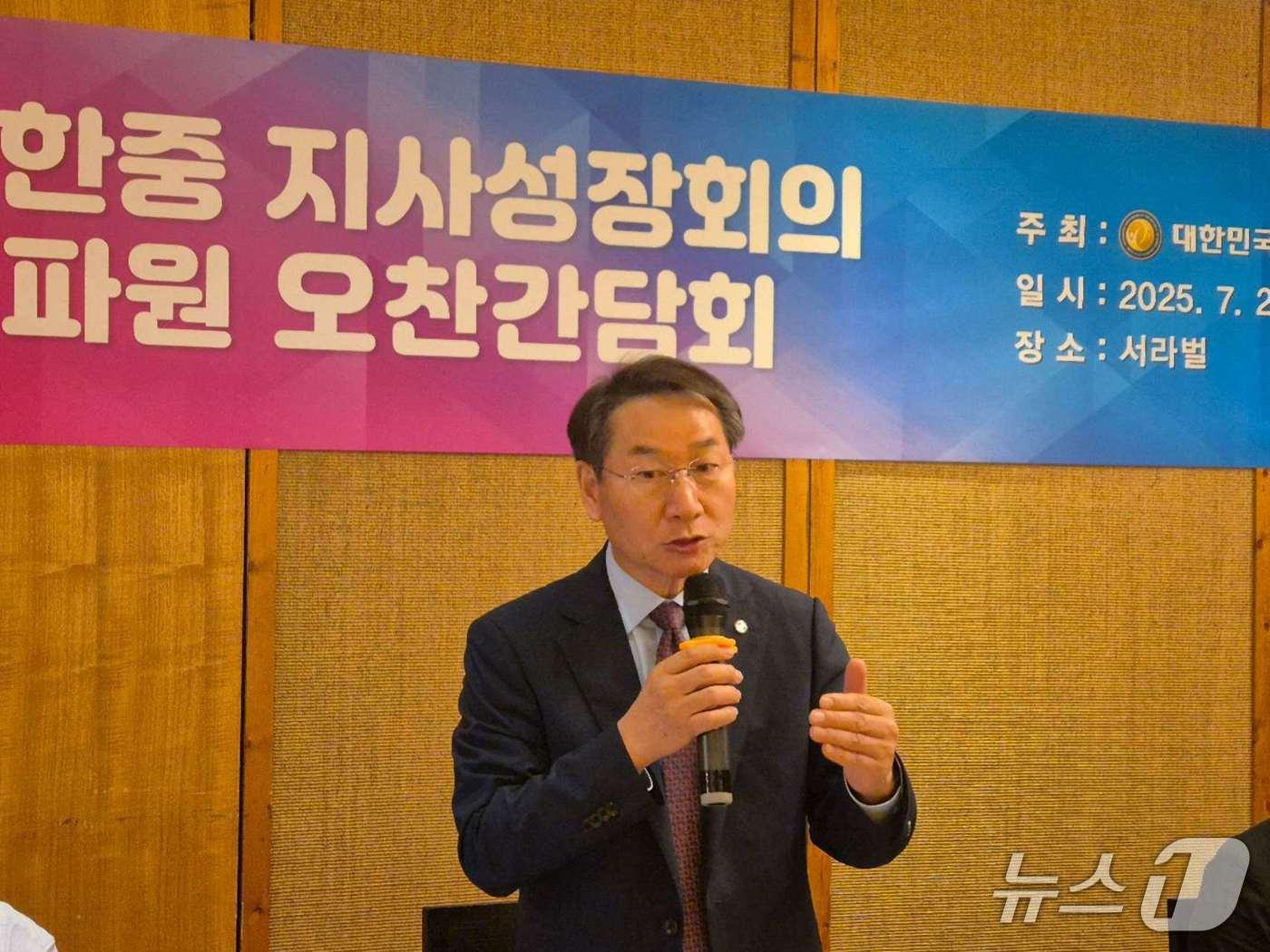 본문 이미지 - 유정복 대한민국시도지사협의회장이 24일 베이징 특파원단과 만나 발언을 하고 있다. &#40;사진=베이징특파원 공동취재단&#41; ⓒ News1 정은지 특파원