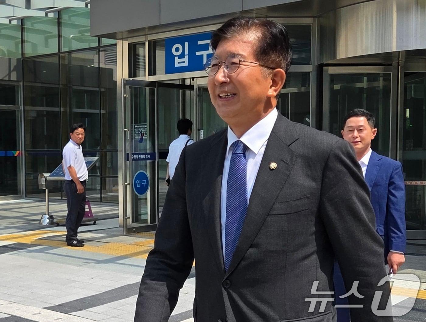 본문 이미지 - 제22대 국회의원 선거 당시 &#39;재산 축소 의혹&#39;으로 재판에 넘겨진 이상식 더불어민주당 의원&#40;경기 용인갑&#41;이 24일 오후 경기 수원시 영통구 수원지방법원에서 열린 2심 선고공판을 마치고 나오고 있다.2025.7.24/뉴스1 ⓒ News1 배수아 기자