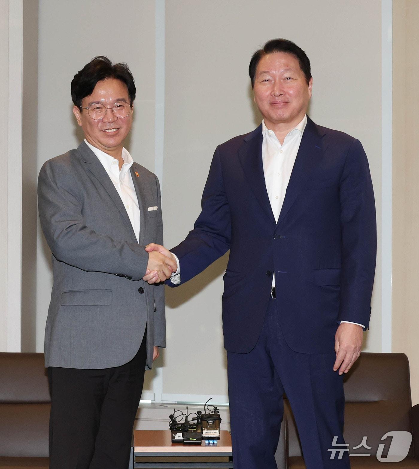 본문 이미지 - 최태원 대한상공회의소 회장과 김영훈 고용노동부 장관이 24일 상견례를 겸한 면담에 앞서 인사를 나누고 있다. &#40;사진제공 = 대한상공회의소&#41; 