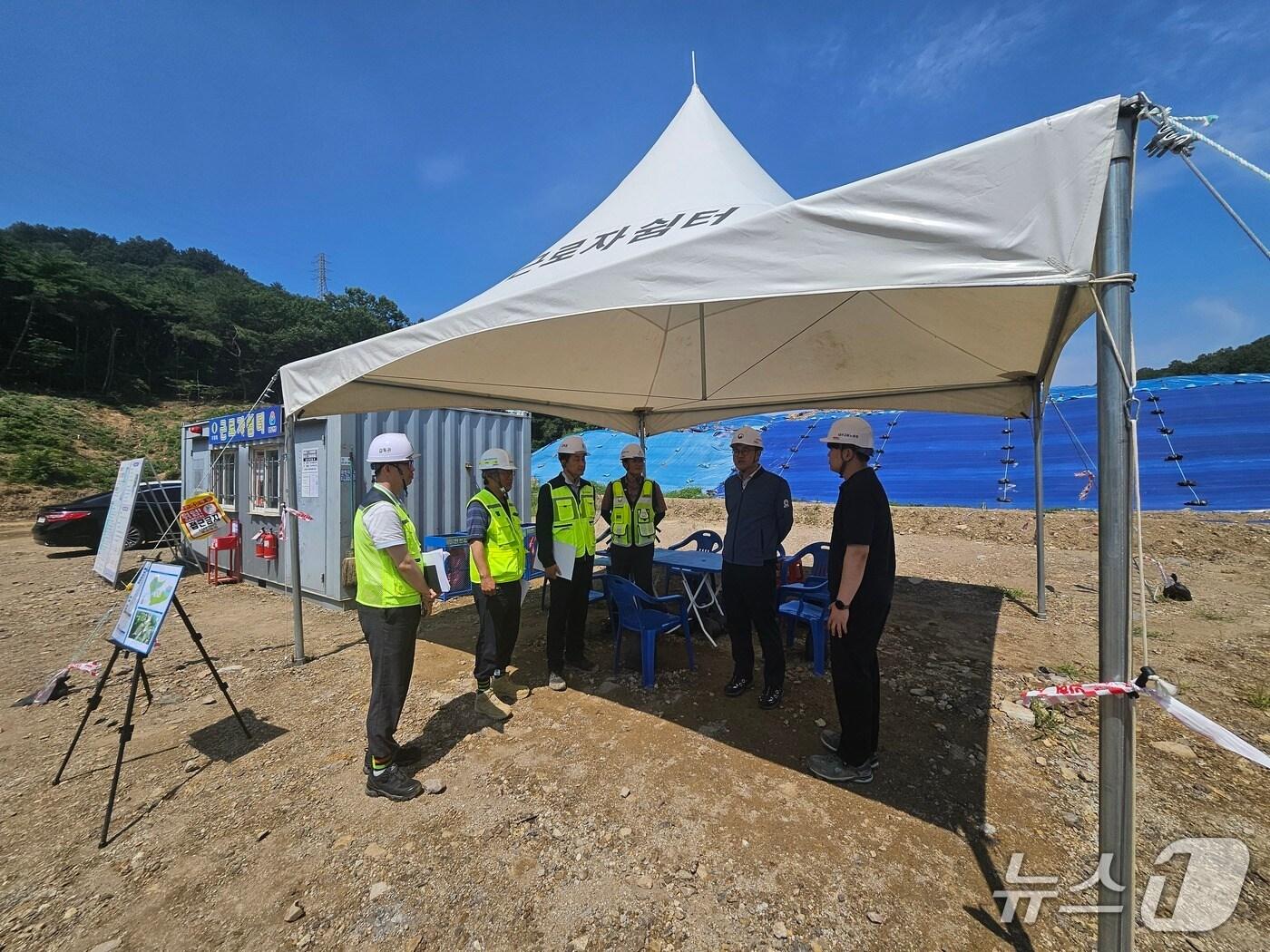 본문 이미지 - 대구고용노동청은 24일 대구대공원 건설현장을 찾아 폭염에 따른 현장을 점검했다. (대구고용노동청 제공.재판매 및 DB금지)