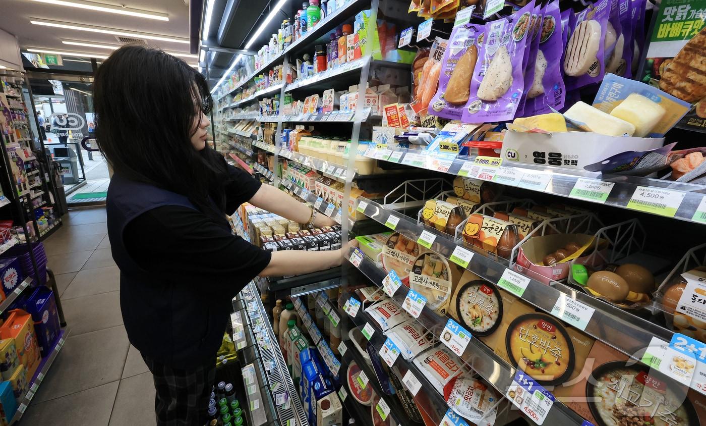 7월 24일 서울 시내 한 편의점에서 직원이 진열된 제품을 정리하고 있다(사진은 기사 내용과 관련이 없음). 2025.7.24/뉴스1 ⓒ News1 김진환 기자
