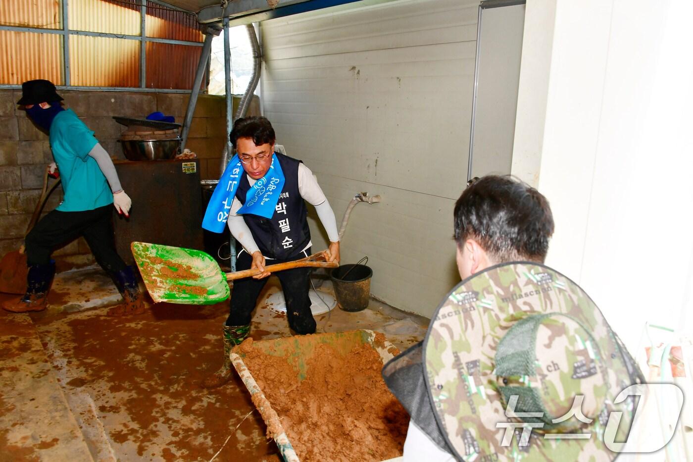 박필순 광주시의원과 의회 사무처 직원들이 24일 광산구 첨단2동 월봉마을에서 수해 복구 지원 활동을 펼치고 있다.&#40;광주시의회 제공. 재판매 및 DB 금지&#41; /뉴스1