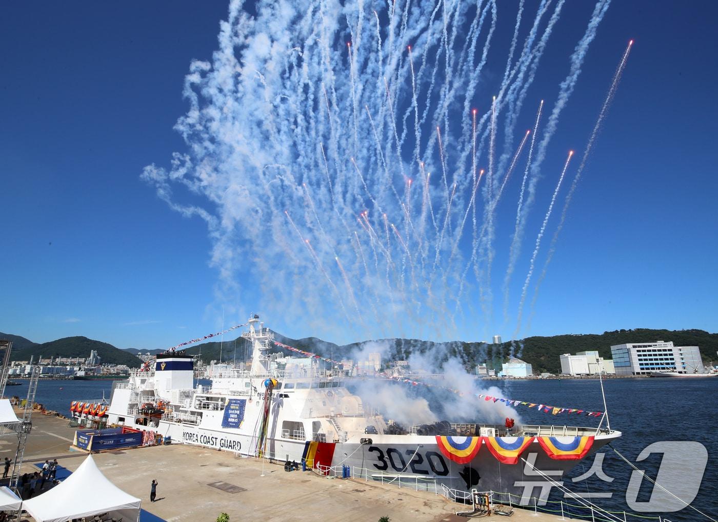 본문 이미지 - 24일 오후 부산 사하구 강남조선소에서 해양경찰 최신예 경비함정 태평양 20호(3020함) 진수식이 열리고 있다. 3000톤급인 3020함은 총길이 122m, 폭 15m, 최대속력 24노트로 운항할 수 있으며, 10m급 고속단정 2척과 분당 20톤의 물분사가 가능한 소화포 3대를 탑재했다. 짙은 안개와 거친 해상 기상에서도 작전 수행이 가능 하도록 전자광학추적장비, 고성능 레이더 및 원격조종 무기체계 등을 갖췄다. 2025.7.24/뉴스1 ⓒ News1 윤일지 기자