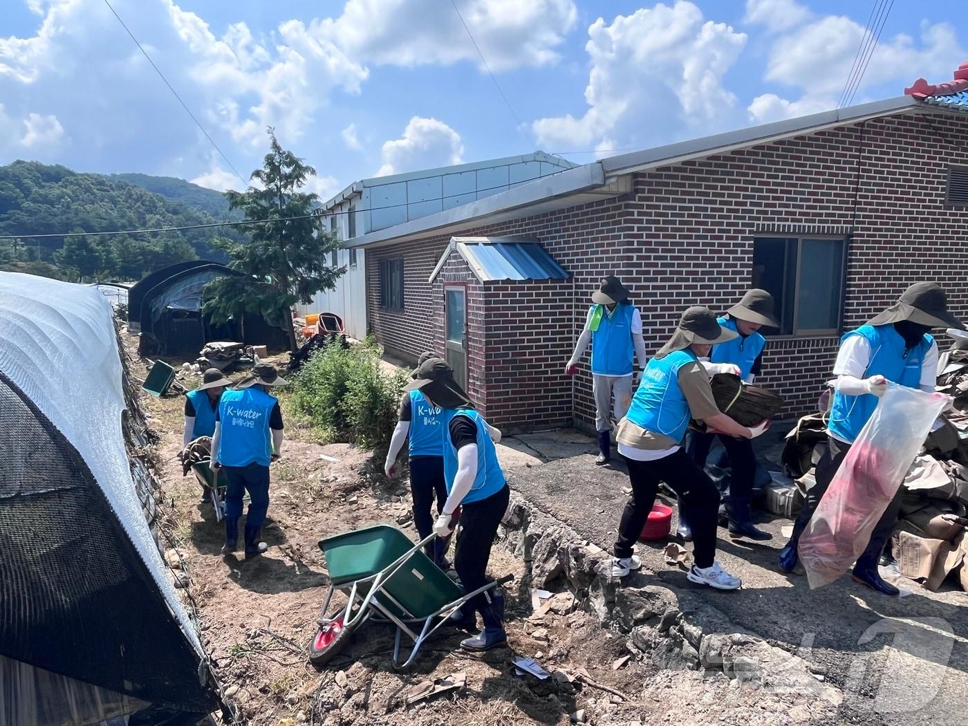 본문 이미지 - 한국수자원공사 물사랑나눔단이 지난 23일 경남 산청군 단성면 소재 지역 농가의 피해 복구를 지원하고 있다. (한국수자원공사 제공. 재판매 및 DB금지)2025.7.24/뉴스1 ⓒ News1 이동원 기자