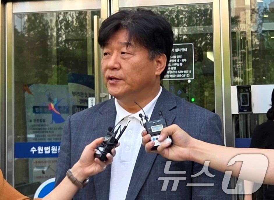 본문 이미지 - 제22대 국회의원 선거 당시 '대출 사기 의혹'으로 재판에 넘겨진 양문석 더불어민주당 의원(경기 안산시갑)이 24일 오후 경기 수원시 영통구 수원지방법원에서 열린 2심 선고공판을 마치고 나와 입장을 밝히고 있다.2025.7.24 ⓒ 뉴스1 배수아 기자