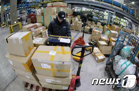 본문 이미지 - 관세청이 총기류 등 사회안전 위해물품의 밀반입을 차단하기 위한 특별 집중단속을 25일부터 전국 공항만 34개 세관에서 실시한다. 