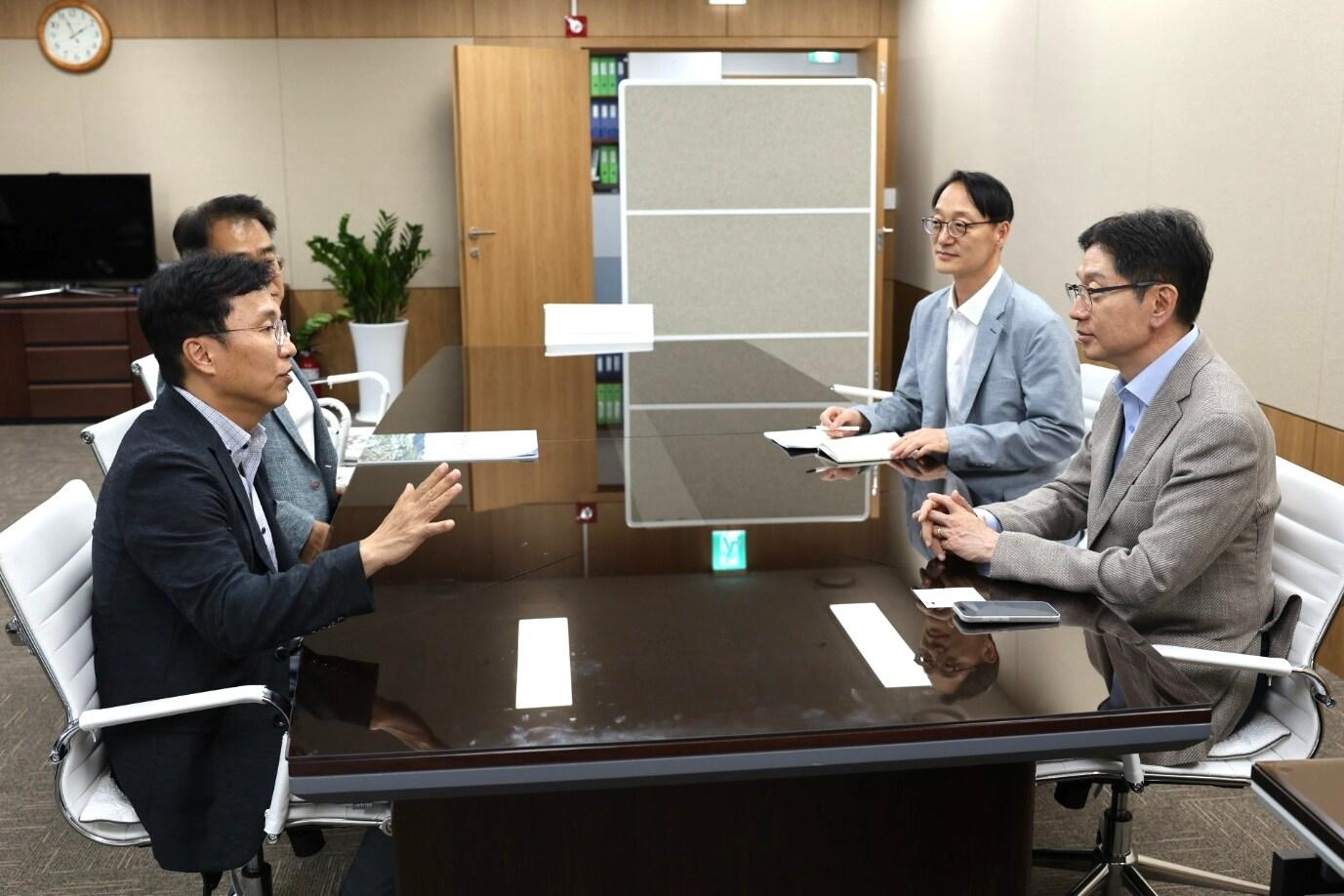 본문 이미지 - 강주엽 행정중심복합도시건설청장&#40;사진 앞줄 왼쪽&#41;이 지방시대위원회를 방문해 김경수 위원장&#40;앞줄 오른쪽&#41;과 면담하고 있다.&#40;행복청 제공&#41;
