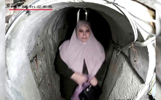 본문 이미지 - 2024년 10월 9일(현지시간) 이스라엘군이 공개한 영상 속에 팔레스타인 무장정파 하마스의 옛 지도자 야흐야 신와르의 부인 사마르 무함마드 아부 자마르의 모습이 담겨 있다. 이스라엘군은 이 영상이 하마스의 기습 공격일인 2023년 10월 7일 전날 밤 촬영됐다고 주장했다. (이스라엘군 영상 갈무리)