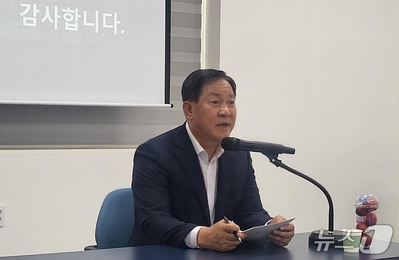 본문 이미지 - 심재국 강원 평창군수가 24일 평창군농업기술센터에서 민선 8기 3주년 맞아 기자회견을 열고 농업 분야 주요 사업에 대해 설명하고 있다. 2025.7.24/뉴스1 신관호 기자