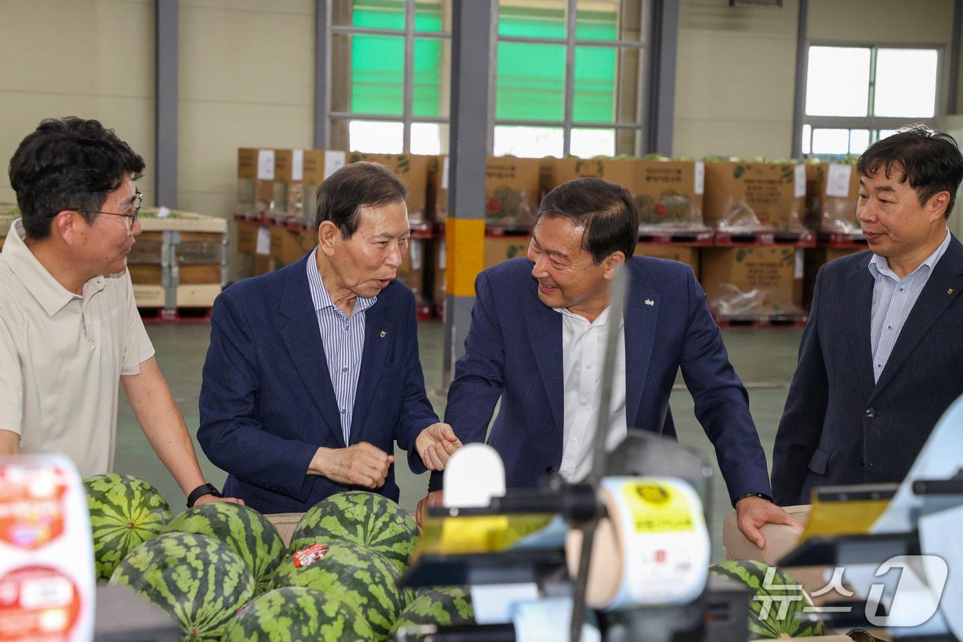24일 전춘성 전북 진안군수(오른쪽 두번째)가 농특산물 산지유통센터 수박선별장을 방문해 현장을 점검하고 관계자들을 격려했다.(진안군제공. 재판매 및 DB금지)2025.7.24/뉴스1