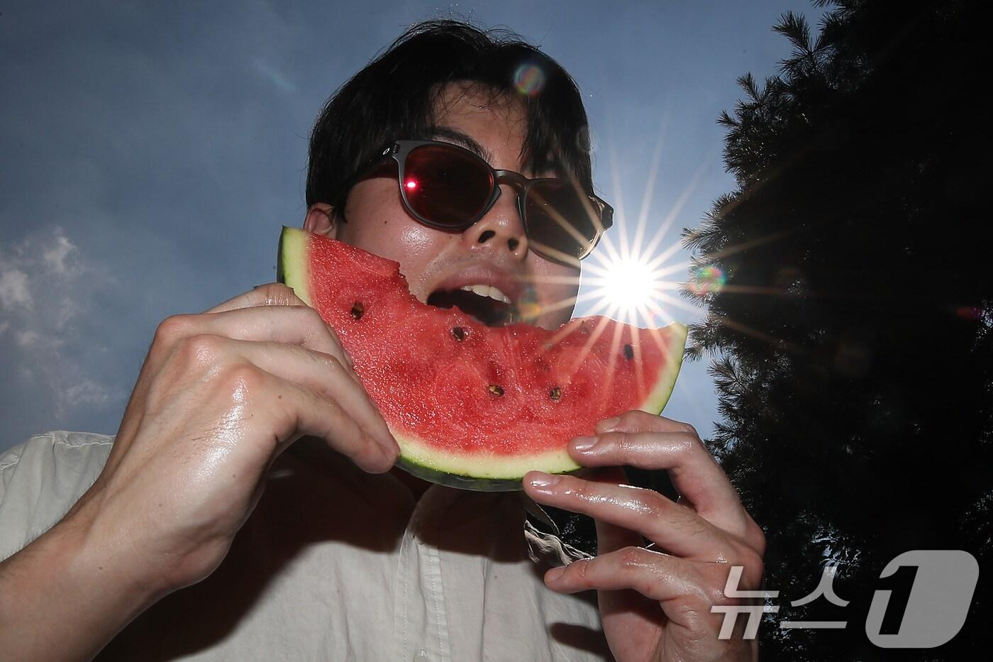 연일 폭염이 기승을 부린 24일 오후 대구 달서구 계명대 성서캠퍼스 한학촌에서 열린 '외국인 유학생 여름나기' 행사에서 한 학생이 수박 맛있게 먹는 시범을 보이고 있다. 2025.7.24/뉴스1 ⓒ News1 공정식 기자