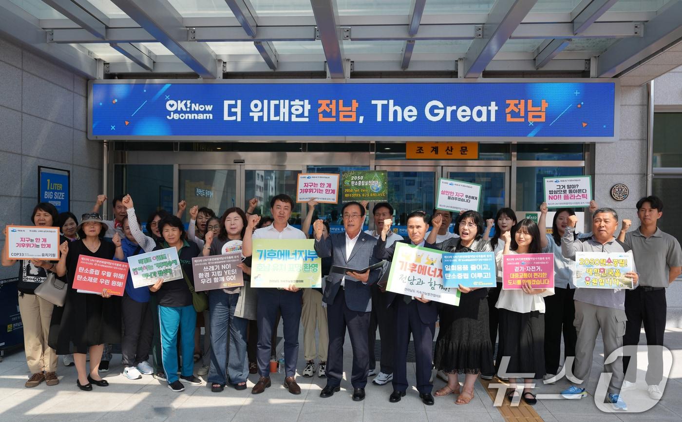 전남 지역 환경단체들이 24일 기후에너지부 전남도 설치를 촉구하는 기자회견을 개최하고 있다. (단체 제공. 재판매 및 DB금지) 2025.7.24/뉴스1 ⓒ News1 이수민 기자