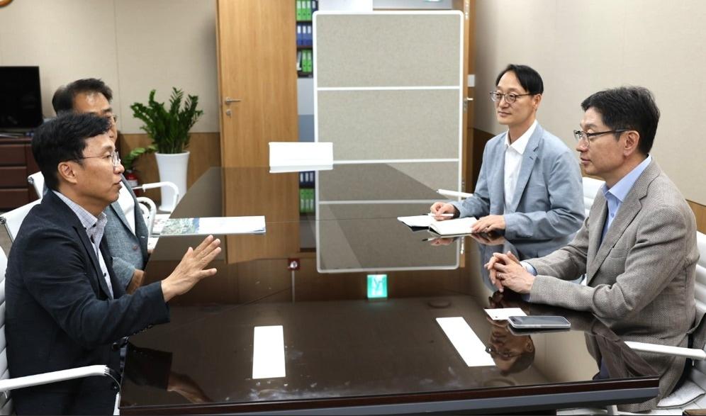 본문 이미지 - 강주엽 신임 행복청장&#40;왼쪽 맨 앞&#41;이 24일 지방시대위를 방문해 김경수 지방시대위원장&#40;오른쪽&#41;과 대화를 하고 있다. &#40;행복청 제공. 재판매 및 DB금지&#41;