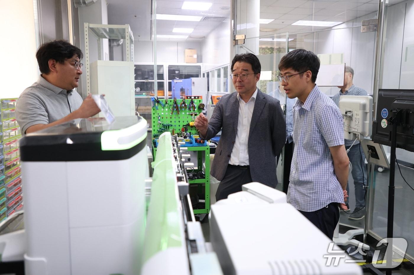 강희훈 조달청 신성장조달기획관(가운데)이 24일 대전 유성구 소재 한국과학기술원 문지캠퍼스 창업보육공간을 방문, 스타트업의 의료 로봇을 살펴보고 있다. (조달청 제공.재판매 및 DB금지)/뉴스1