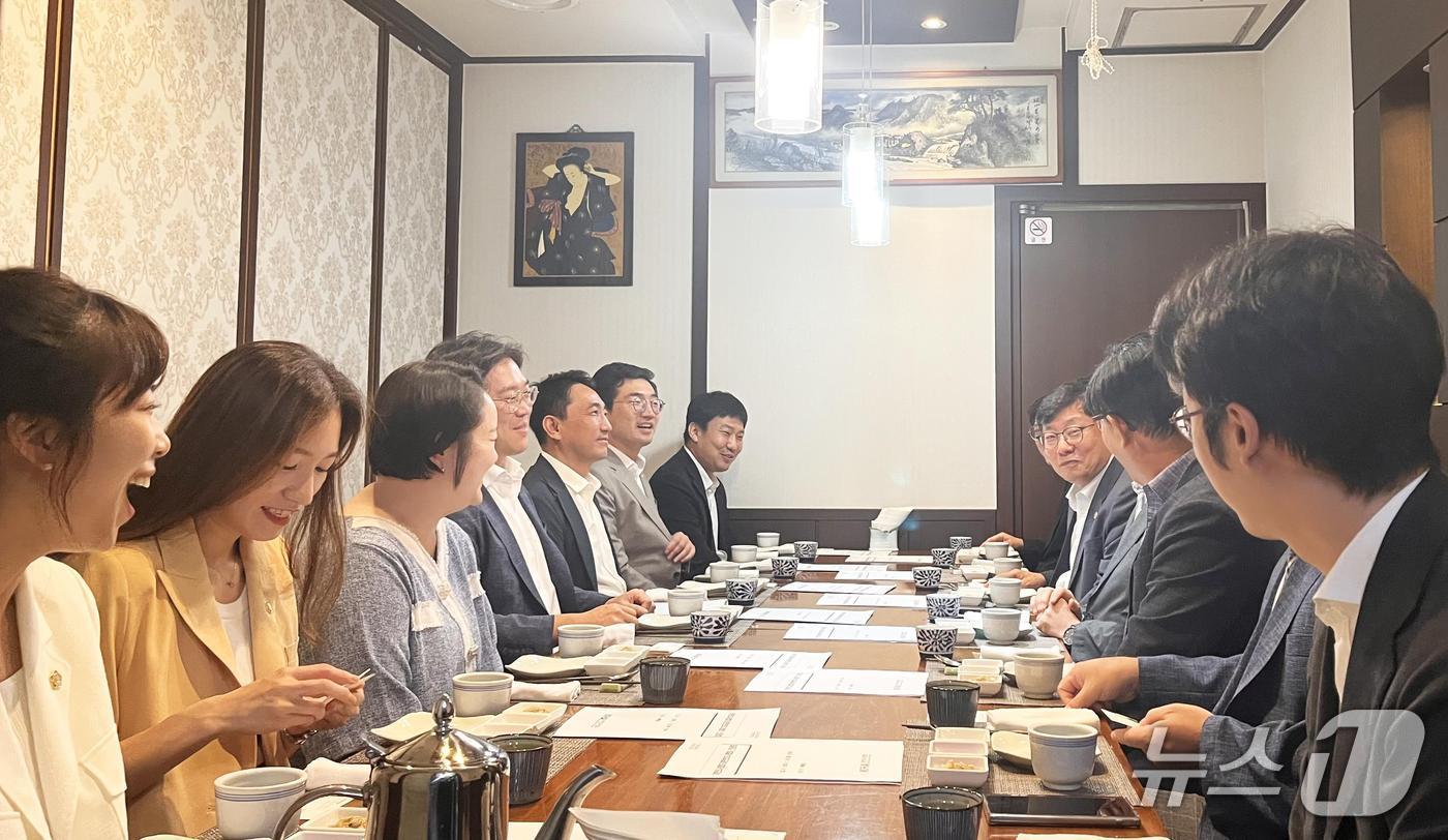 대한의사협회와 대한변호사협회 관계자가 지난 22일 서울 소재 식당에서 간담회를 열고 현안을 논의하고 있다.(대한의사협회 제공)