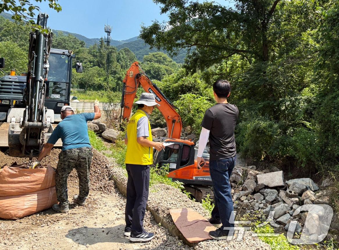 본문 이미지 - 특별재난지역 지정을 위한 광주시 긴급지원반이 24일 집중호우 피해 현장을 찾아 피해액 산정과 피해 내역을 점검하고 있다.&#40;광주시 제공. 재판매 및 DB 금지&#41; 2025.7.24/뉴스1 