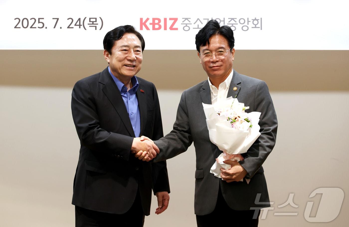 왼쪽부터 김기문 중앙회장, 김영훈 고용노동부장관 &#40;중기중앙회 제공&#41;