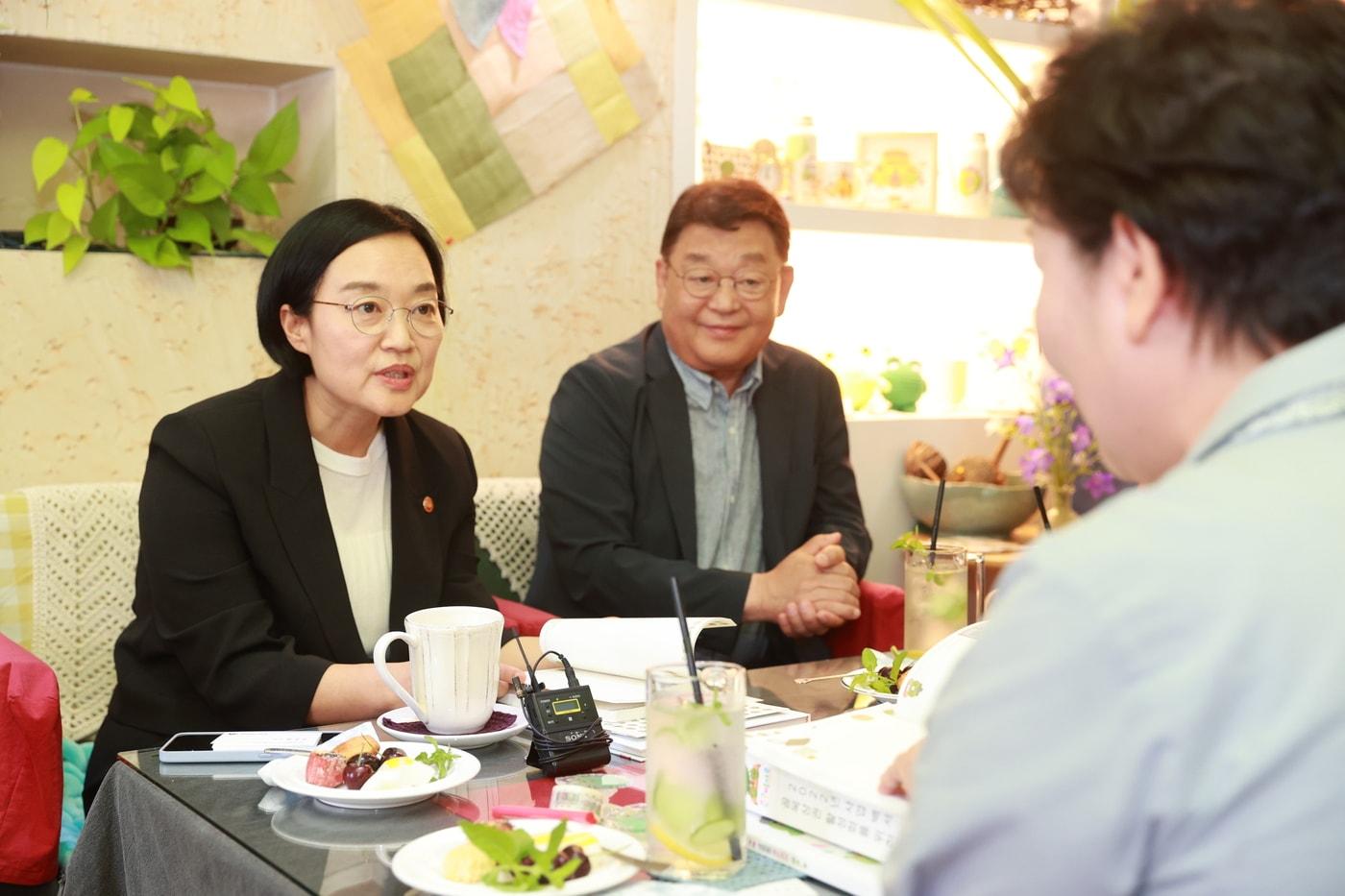 한성숙 중소벤처기업부 장관이 24일 대전의 골목형 상점가를 찾아 대화를 나누고 있다. &#40;중소벤처기업부 제공&#41;