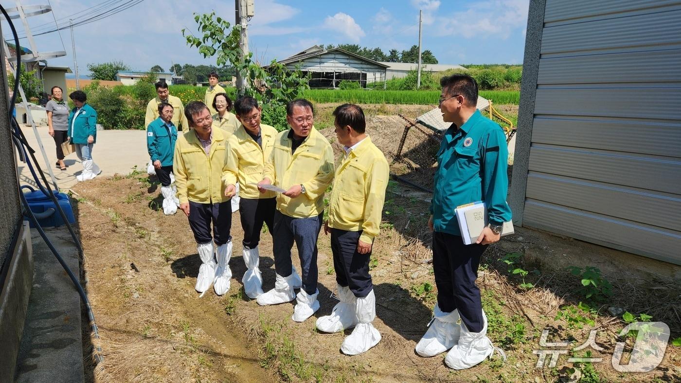 24일 김종훈 전북도 경제부지사가 정읍시 북면 소재 한 양계 농장을 찾아 환기 시스템 등을 점검하고 있다.&#40;전북도 제공. 재판매 및 DB금지&#41;/뉴스1 