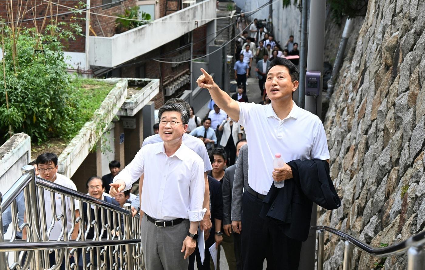 오세훈 서울시장이 24일&#40;목&#41; 오후 신당9구역 재개발사업 현장을 점검하고 있다. &#40;서울시 제공&#41;