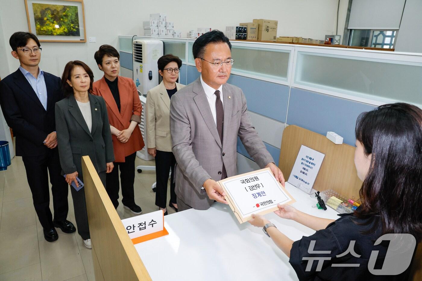 유상범 국민의힘 원내수석부대표가 24일 서울 여의도 국회 의안과에서 여성가족부 장관 후보자직을 자진 사퇴한 강선우 더불어민주당 의원 징계안을 제출하고 있다. 왼쪽부터 박충권, 최수진, 김은혜, 강선영, 유상범. 2025.7.24/뉴스1 ⓒ News1 안은나 기자