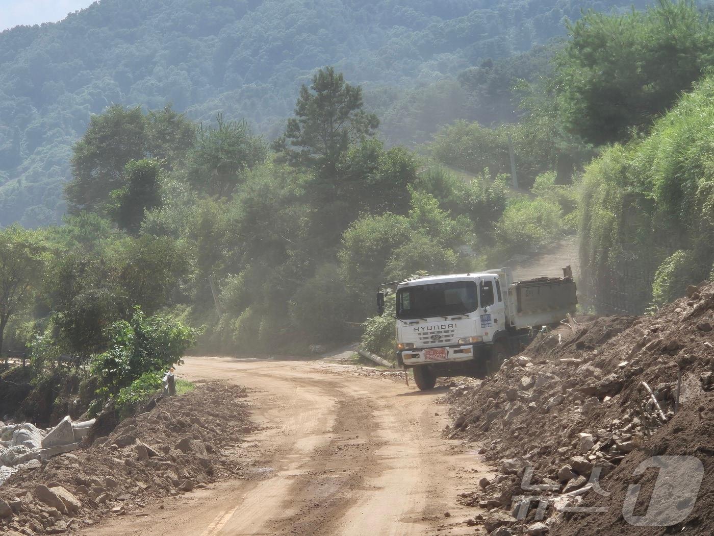 본문 이미지 - 24일 경기 가평군 조종면 마일1리 수해 복구 현장이 분주히 움직이는 복구 차량들로 인해 흙 먼지가 날리고 있다. 2025.7.24/뉴스1 ⓒ News1 양희문 기자