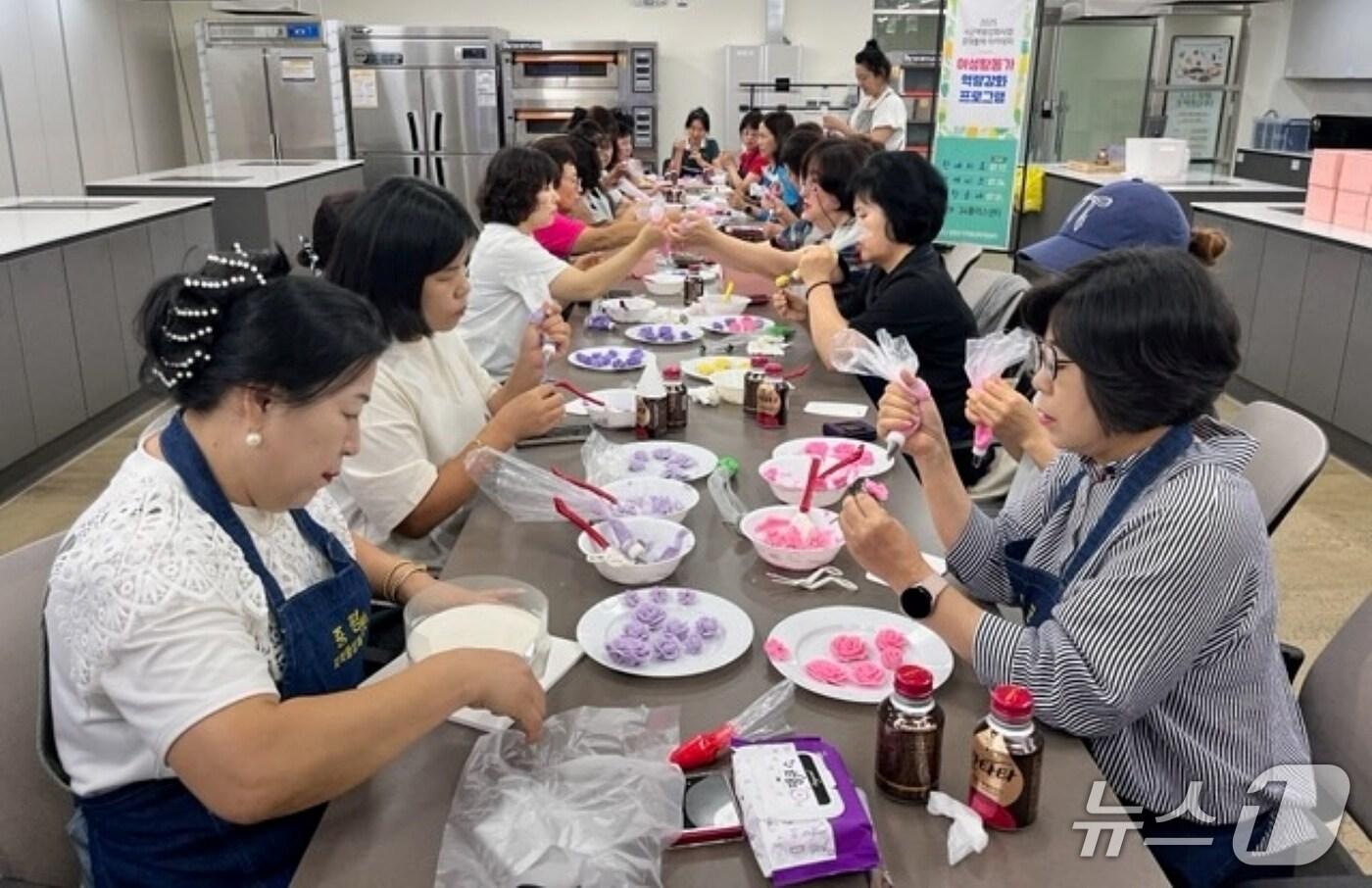 충북 증평군은 24일 34플러스센터에서 '앙금플라워 떡케이크 만들기' 체험을 진행해 여성 활동가들의 정서 회복과 감성 충전을 도왔다.(증평군 제공, 재판매 및 DB금지)/뉴스1