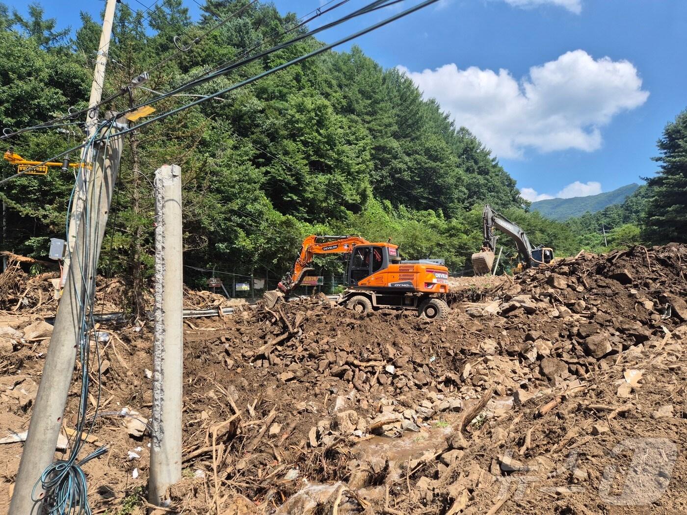 본문 이미지 - 24일 경기 가평군 조종면 마일1리에서 집중호우 피해 복구 작업이 이뤄지고 있다. 2025.7.24/뉴스1 ⓒ News1 양희문 기자