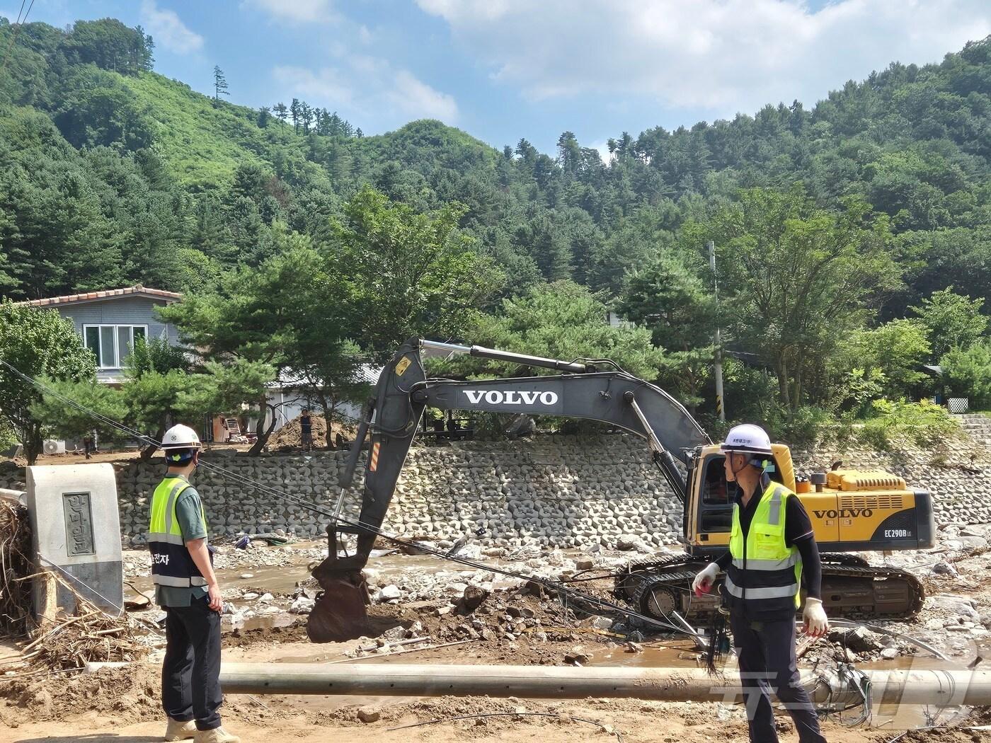 본문 이미지 - 24일 경기 가평군 조종면 마일1리에서 집중호우 피해 복구 작업이 이뤄지고 있다. 2025.7.24/뉴스1 ⓒ News1 양희문 기자