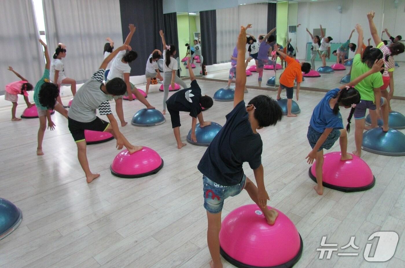 충북 진천군 드림스타트는 여름방학을 맞아 드림스타트 아동과 가족을 대상으로 다양한 프로그램을 진행한다. 사진은 필라테스 모습.&#40;진천군 제공, 재판매 및 DB금지&#41;/뉴스1