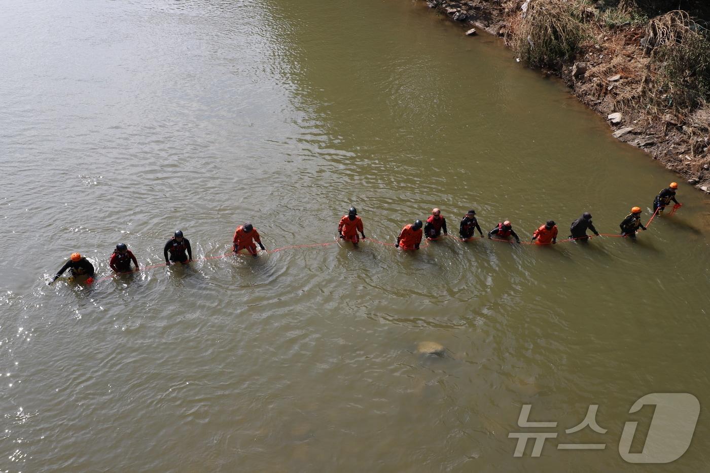 24일 경기 가평군에서 수해 실종자 수색 작업이 이뤄지고 있다.(경기도북부소방재난본부 제공, 재판매 및 DB금지)2025.7.24/뉴스1 ⓒ News1 양희문 기자