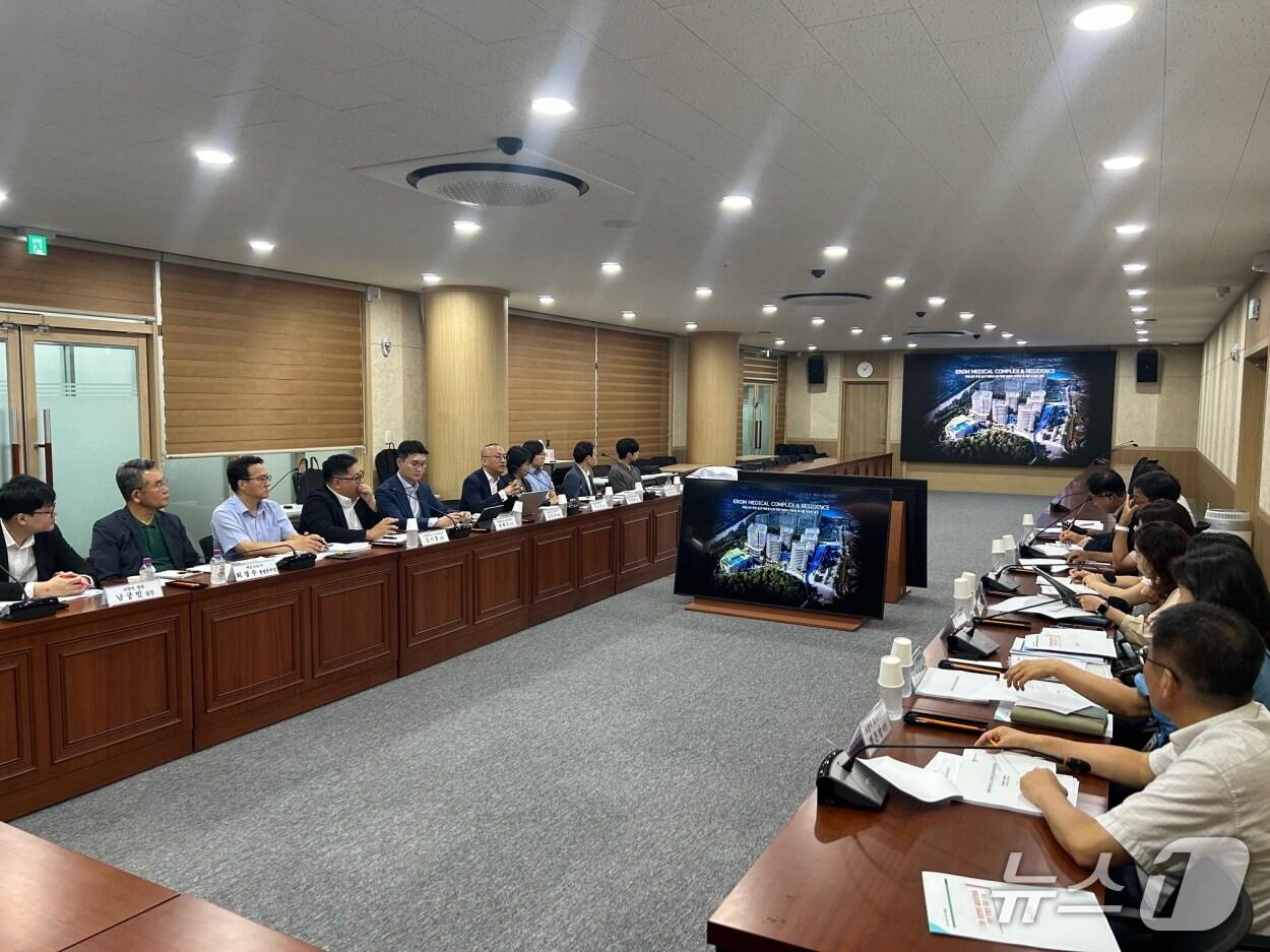 본문 이미지 -  경기 의왕시 백운밸리 종합병원 설립 전담조직(TF)이 지난 23일 첫 회의를 진행하고 있다. (의왕시 제공. 재판매 및 DB 금지) 2025.7.24/뉴스1