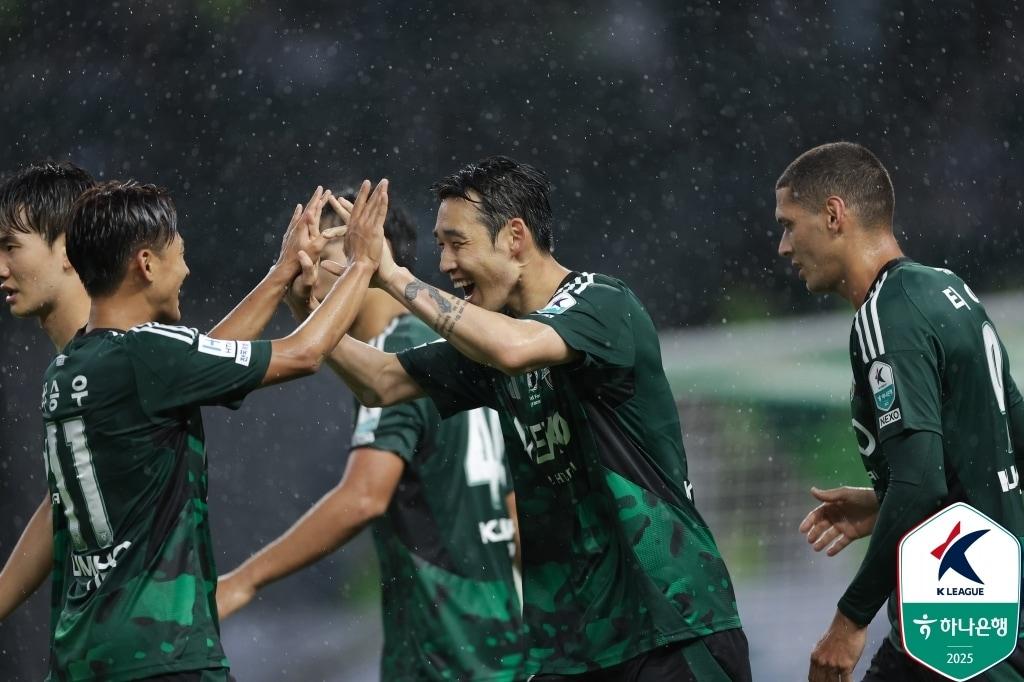 본문 이미지 - 2025년 전북현대가 무섭게 질주하고 있다. 3월부터 19경기 동안 14승 5무, 무패 행진을 이어가고 있다. &#40;한국프로축구연맹 제공&#41;