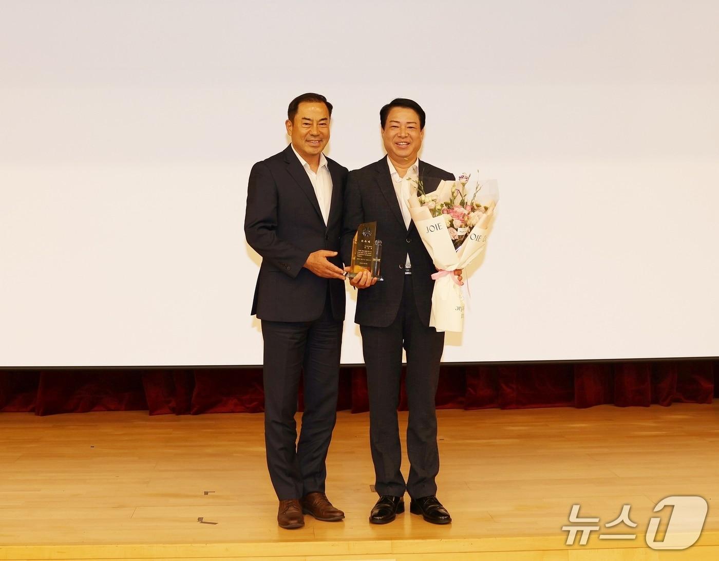 본문 이미지 - 여수광양항만공사가  박성현 전 사장(오른쪽)을 공사의 명예 홍보대사로 공식 위촉했다( 여수광양항만공사 제공)