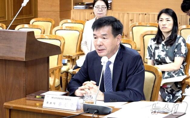 본문 이미지 - 윤선중 전주관광재단 대표이사 후보자&#40;62&#41;가 24일 열린 전주시의회 인사 청문회에서 &#39;적합&#39; 판단을 받았다.&#40;전주시의회 제공, 재판매 및 DB 금지&#41;/뉴스1