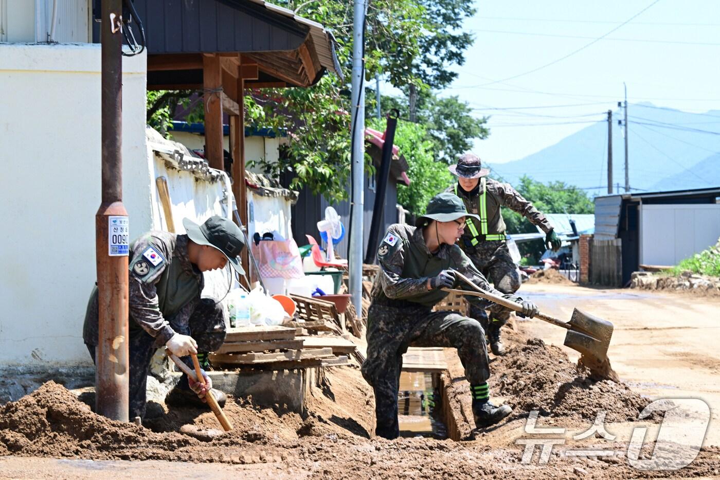 육군 39사단 장병들이 24일 경남 산청 일대에서 수해 피해를 입은 민가의 복구를 돕고 있다.&#40;육군 제공. 재판매 및 DB금지&#41; 2025.7.24/뉴스1 ⓒ News1 민경석 기자