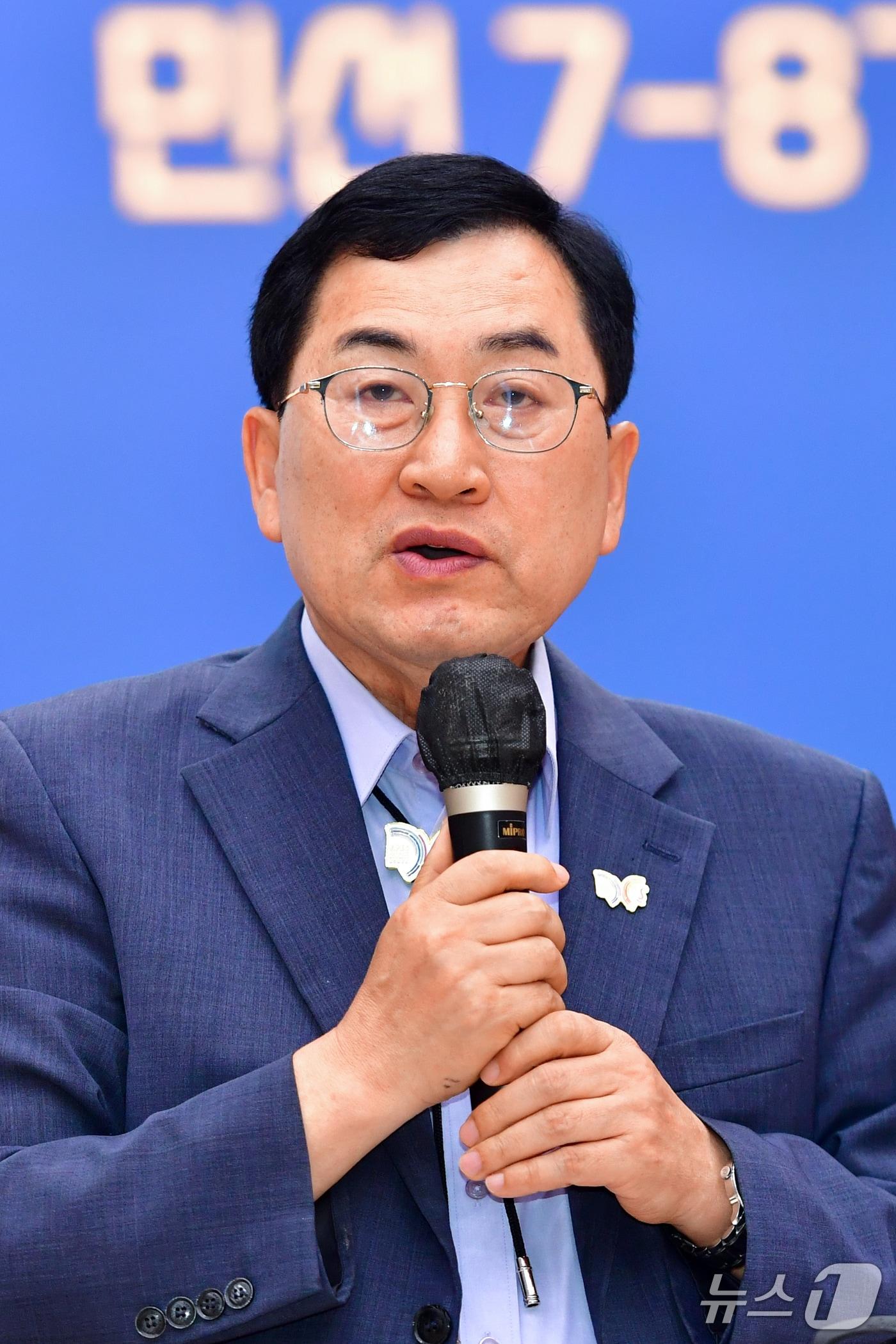 본문 이미지 - 주낙영 경주시장이 APEC 정상회의 준비 상황 등에 대해 설명하고 있다.2025.7.24/뉴스1 